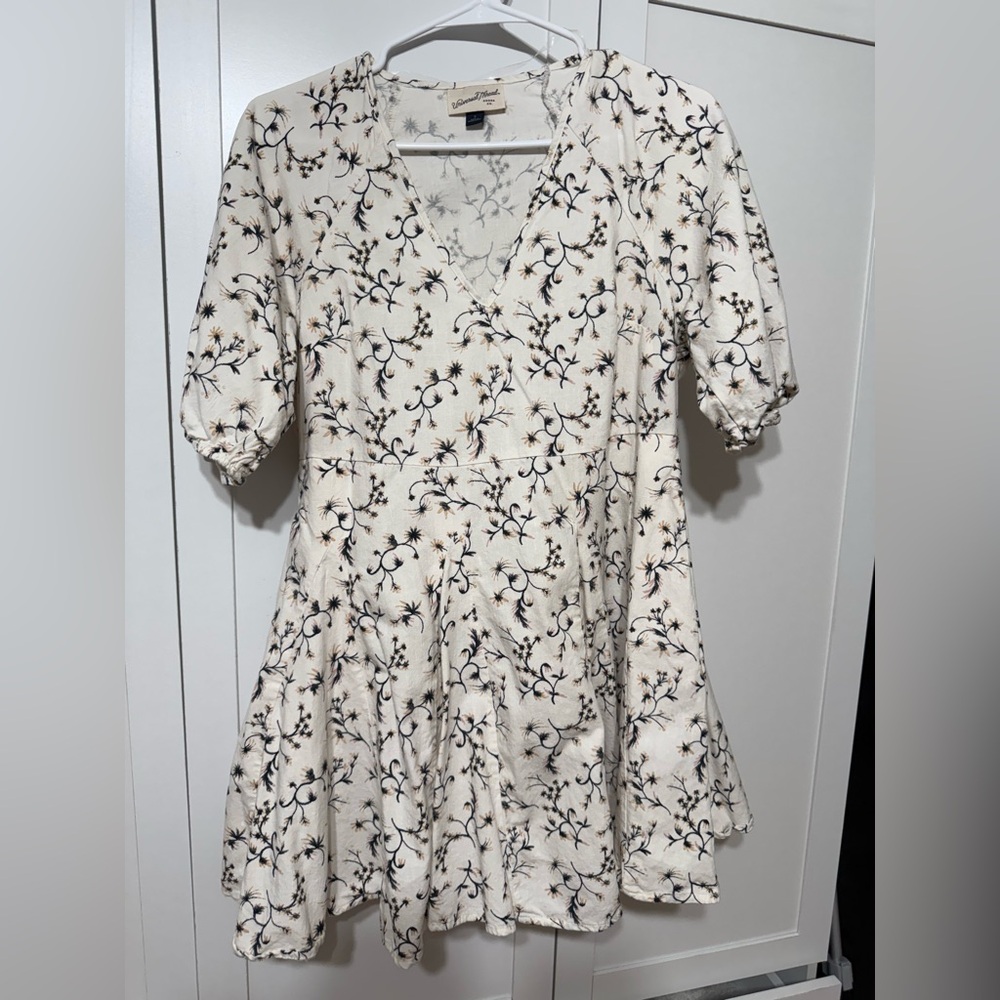 Universal Thread Cream Floral V-Neck Top